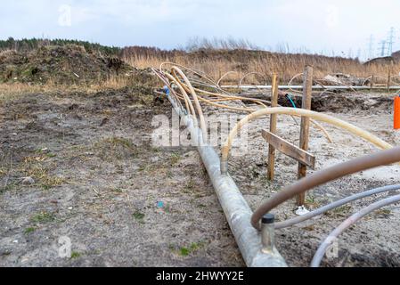 Installation Wellpoint pour se débarrasser des eaux souterraines élevées, des tuyaux en métal et en plastique visibles. Banque D'Images