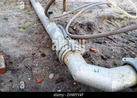 Installation Wellpoint pour se débarrasser de l'eau souterraine élevée, tube en acier visible avec un loquet. Banque D'Images