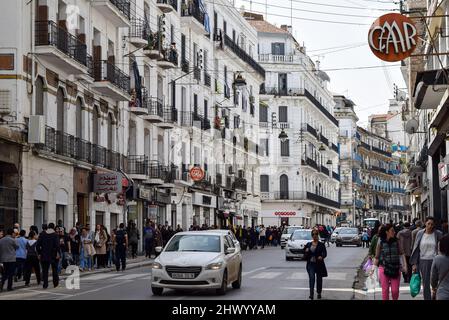 Foule de personnes marchant dans la rue Didouche Mourad dans le centre-ville d'Alger. Les voitures sont dans l'embouteillage. Banque D'Images