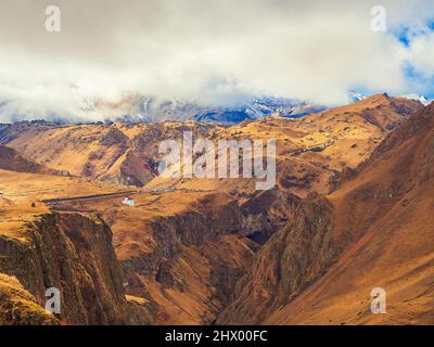 La splendeur des automnes de la vallée de montagne dans la région du volcan dormant Elbrus, caché derrière d'épais nuages blancs Banque D'Images