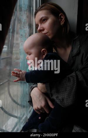 La guerre de la Russie contre l'Ukraine. Les enfants se cachent dans un abri Banque D'Images