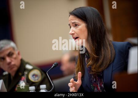 Washington, États-Unis d'Amérique. 08th mars 2022. Avril Haines, directeur, Bureau du directeur du renseignement national, comparaît devant une audience du Comité de surveillance de la Chambre sur les menaces à l'échelle mondiale dans l'immeuble Rayburn House à Washington, DC, le mardi 8 mars 2022. Crédit: Rod Lamkey/CNP/Sipa USA crédit: SIPA USA/Alay Live News Banque D'Images