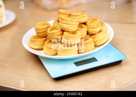 Un vol-au-vent est un petit boîtier creux de pâte feuilletée Banque D'Images