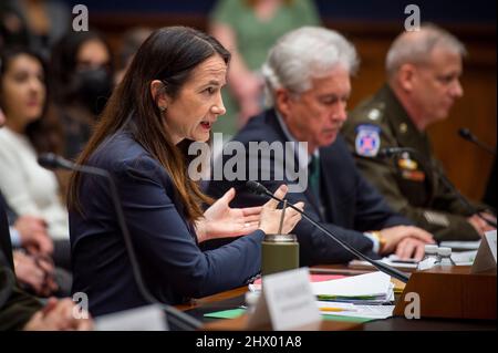 Washington, Vereinigte Staaten. 08th mars 2022. Avril Haines, directeur, Bureau du directeur du renseignement national, comparaît devant une audience du Comité de surveillance de la Chambre sur les menaces à l'échelle mondiale dans l'immeuble Rayburn House à Washington, DC, le mardi 8 mars 2022. Credit: Rod Lamkey/CNP/dpa/Alay Live News Banque D'Images