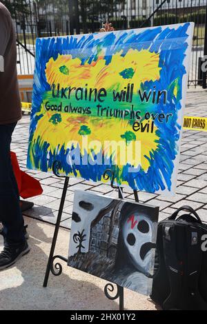 Washington, DC, États-Unis. 8th mars 2022. Vue de l'ambassade de Russie comme le démontrent les manifestants pro-ukraine lors du conflit russo-ukrainien qui commence actuellement en Ukraine le 8 mars 2022 à Washington, DC crédit: Mpi34/Media Punch/Alay Live News Banque D'Images