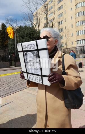 Washington, DC, États-Unis. 8th mars 2022. Vue de l'ambassade de Russie comme le démontrent les manifestants pro-ukraine lors du conflit russo-ukrainien qui commence actuellement en Ukraine le 8 mars 2022 à Washington, DC crédit: Mpi34/Media Punch/Alay Live News Banque D'Images