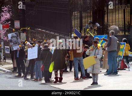 Washington, DC, États-Unis. 8th mars 2022. Vue de l'ambassade de Russie comme le démontrent les manifestants pro-ukraine lors du conflit russo-ukrainien qui commence actuellement en Ukraine le 8 mars 2022 à Washington, DC crédit: Mpi34/Media Punch/Alay Live News Banque D'Images