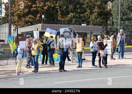 Washington, DC, États-Unis. 8th mars 2022. Vue de l'ambassade de Russie comme le démontrent les manifestants pro-ukraine lors du conflit russo-ukrainien qui commence actuellement en Ukraine le 8 mars 2022 à Washington, DC crédit: Mpi34/Media Punch/Alay Live News Banque D'Images