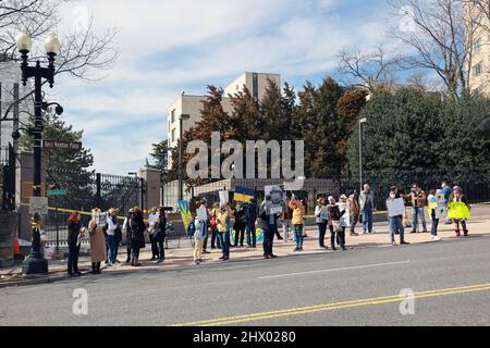 Washington, DC, États-Unis. 8th mars 2022. Vue de l'ambassade de Russie comme le démontrent les manifestants pro-ukraine lors du conflit russo-ukrainien qui commence actuellement en Ukraine le 8 mars 2022 à Washington, DC crédit: Mpi34/Media Punch/Alay Live News Banque D'Images