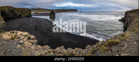 Vue pittoresque en soirée de l'automne sur la plage de sable volcanique noir de l'océan de Reynisfjara et les formations rocheuses de Dyrholaey Cape, Vik, Islande du Sud. Mont Rey Banque D'Images