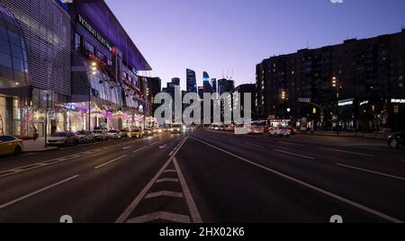 Moscou, Russie - Mars 1st 2022: Centre d'affaires ville de Moscou vue de nuit depuis Bolshaya Dorogomilovskaya Street coucher de soleil vue panoramique Banque D'Images