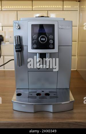 DeLonghi bean pour une tasse de café machineMorni Banque D'Images