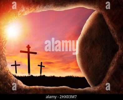 Vendredi Saint Pâques concept de Jésus résurrection de la tombe vide dans une grotte funéraire avec roc roulé ouvert montrant des croix crucifixion au lever du soleil. Banque D'Images