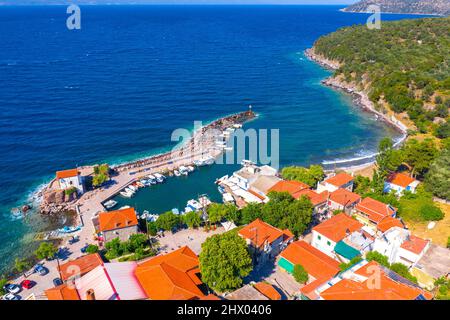 La petite église de Panagia Gorgona située sur un rocher à Skala Sykamias, un village balnéaire pittoresque de Lesvos Banque D'Images