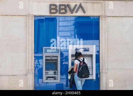 Madrid, Espagne. 08th mars 2022. Un client retire de l'argent d'un guichet automatique de la banque multinationale espagnole BBVA en Espagne. (Photo de Xavi Lopez/SOPA Images/Sipa USA) crédit: SIPA USA/Alay Live News Banque D'Images