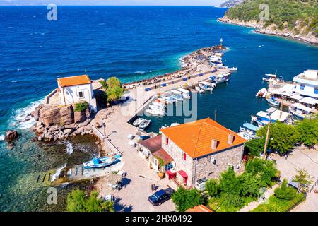 La petite église de Panagia Gorgona située sur un rocher à Skala Sykamias, un village balnéaire pittoresque de Lesvos Banque D'Images