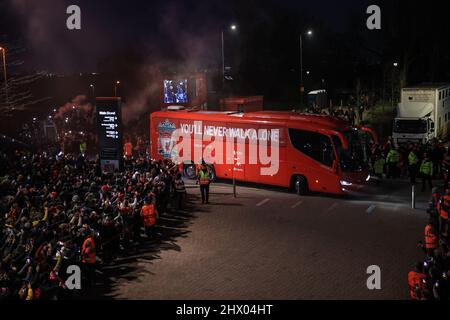 Liverpool, Royaume-Uni. 08th mars 2022. L'entraîneur de l'équipe de Liverpool arrive à Anfield à Liverpool, au Royaume-Uni, le 3/8/2022. (Photo de Mark Cosgrove/News Images/Sipa USA) crédit: SIPA USA/Alay Live News Banque D'Images