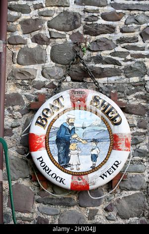 Une vieille bouée de sauvetage a été réspécialisée en tant que panneau de magasin à Porlock Weir, Somerset, au Royaume-Uni Banque D'Images