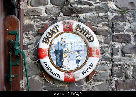 Une vieille bouée de sauvetage a été réspécialisée en tant que panneau de magasin à Porlock Weir, Somerset, au Royaume-Uni Banque D'Images