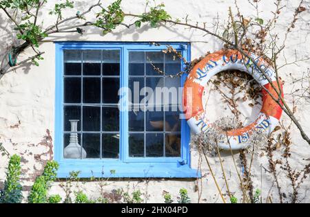 Une bouée de sauvetage réintentée comme plaque d'identification sur un chalet à Porlock Weir, Somerset, Royaume-Uni Banque D'Images