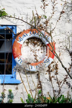 Une bouée de sauvetage réintentée comme plaque d'identification sur un chalet à Porlock Weir, Somerset, Royaume-Uni Banque D'Images