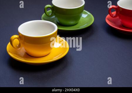 De magnifiques tasses de couleurs sur fond sombre. Photo de haute qualité Banque D'Images