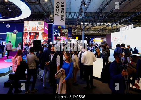 Barcelone, Espagne. 01st mars 2022. (3/1/2022) les membres du Congrès passent par le stand Samsung et le stand SK Telecom. Au Mobile World Congress (MWC), le plus grand salon du secteur a été consacré aux appareils mobiles, 5G, IOT, ai et Big Data. À Barcelone, Espagne. (Photo de Brisa Palomar/Pacific Press/Sipa USA) crédit: SIPA USA/Alay Live News Banque D'Images