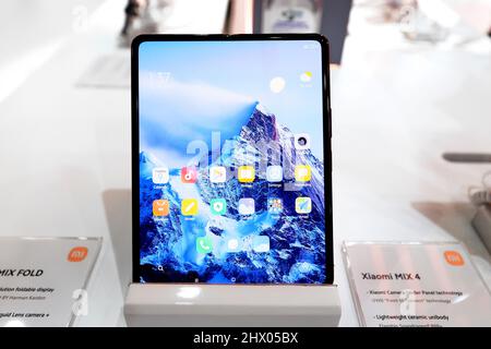 Barcelone, Espagne. 01st mars 2022. (3/1/2022) le Xiaomi mi Mix Fold, le téléphone pliable de la marque chinoise, exposé au Mobile World Congress (MWC) le plus grand salon du secteur consacré aux appareils mobiles, 5G, IOT, ai et Big Data. À Barcelone, Espagne. (Photo de Brisa Palomar/Pacific Press/Sipa USA) crédit: SIPA USA/Alay Live News Banque D'Images