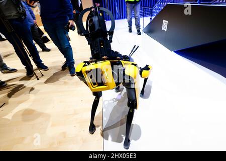 Barcelone, Espagne. 01st mars 2022. (3/1/2022) Spot, l'insigne de robot de Boston Dynamics, au stand IBM au Mobile World Congress (MWC) le plus grand salon du secteur consacré aux appareils mobiles, 5G, IOT, ai et Big Data. À Barcelone, Espagne. (Photo de Brisa Palomar/Pacific Press/Sipa USA) crédit: SIPA USA/Alay Live News Banque D'Images