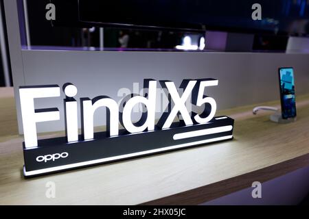 Barcelone, Espagne. 28th févr. 2022. La série OPPO Find X5, le dernier smartphone présenté par la marque chinoise avec un appareil photo Hasselblad, une NPU MariSilicon X, une finition céramique, Et une résistance à l'eau et à la poussière en IP68, exposée au Mobile World Congress (MWC) le plus grand salon du secteur consacré aux appareils mobiles, 5G, IOT, ai et Big Data, célébré à Barcelone, le 3 mars 2022 à Barcelone, Espagne. Espagne. (Photo de Brisa Palomar/Pacific Press/Sipa USA) crédit: SIPA USA/Alay Live News Banque D'Images