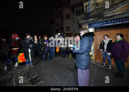 Édimbourg, Écosse, Royaume-Uni. 8th mars 2022. PHOTO : alors que la nuit tombe sur les droits des femmes en Écosse, une protestation silencieuse menée par le groupe ForWomen Scotland, un groupe de femmes de toute l'Écosse travaillant à protéger et à renforcer les droits des femmes et des enfants, vue sur le Royal Mile d'Édimbourg, à l'extérieur du pub Witch's Well, Manifestant silencieusement pour commémorer les sœurs tombées devant nous les heures de clôture de la Journée internationale de la femme. #ScottishWitches #WomenWontWheesht crédit: Colin Fisher/Alamy Live News Banque D'Images