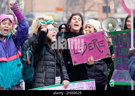 Turin, Italie. 8th mars 2022. Les militants du mouvement transféministe non una Di Meno font la grève à l'occasion de la Journée internationale de la femme et manifestent contre la violence sexiste et le nombre élevé de fémicides en Italie. Credit: MLBARIONA/Alamy Live News Banque D'Images