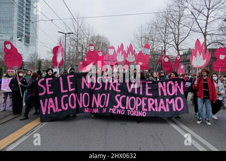 Turin, Italie. 8th mars 2022. Les militants du mouvement transféministe non una Di Meno font la grève à l'occasion de la Journée internationale de la femme et manifestent contre la violence sexiste et le nombre élevé de fémicides en Italie. Credit: MLBARIONA/Alamy Live News Banque D'Images