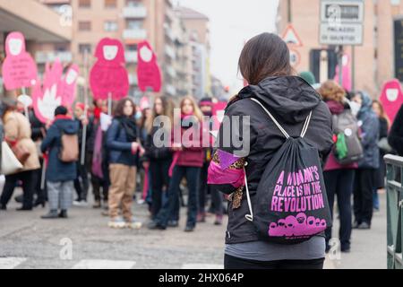 Turin, Italie. 8th mars 2022. Les militants du mouvement transféministe non una Di Meno font la grève à l'occasion de la Journée internationale de la femme et manifestent contre la violence sexiste et le nombre élevé de fémicides en Italie. Credit: MLBARIONA/Alamy Live News Banque D'Images