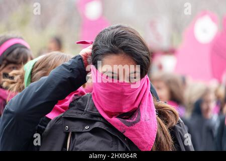 Turin, Italie. 8th mars 2022. Les militants du mouvement transféministe non una Di Meno font la grève à l'occasion de la Journée internationale de la femme et manifestent contre la violence sexiste et le nombre élevé de fémicides en Italie. Credit: MLBARIONA/Alamy Live News Banque D'Images