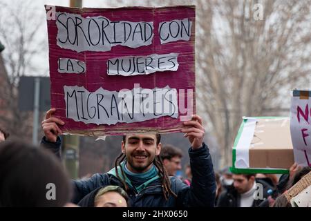 Turin, Italie. 8th mars 2022. Les militants du mouvement transféministe non una Di Meno font la grève à l'occasion de la Journée internationale de la femme et manifestent contre la violence sexiste et le nombre élevé de fémicides en Italie. Credit: MLBARIONA/Alamy Live News Banque D'Images