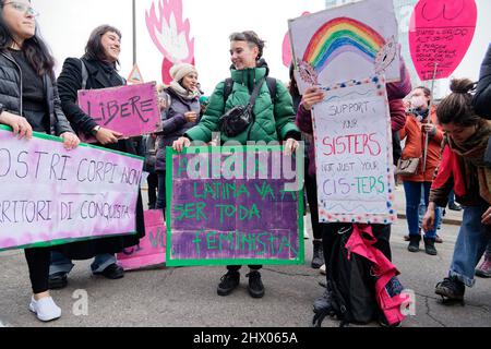 Turin, Italie. 8th mars 2022. Les militants du mouvement transféministe non una Di Meno font la grève à l'occasion de la Journée internationale de la femme et manifestent contre la violence sexiste et le nombre élevé de fémicides en Italie. Credit: MLBARIONA/Alamy Live News Banque D'Images