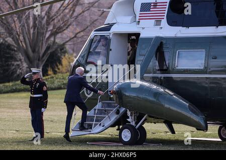 Washington, DC. 8th mars 2022. Le président des États-Unis, Joe Biden, est à bord de Marine One sur la pelouse sud de la Maison Blanche à Washington, DC, le 8 mars 2022 à Washington, DC. Le président Biden se trouve à fort Worth, Texas. Credit: Oliver Contreras/Pool via CNP/dpa/Alay Live News Banque D'Images