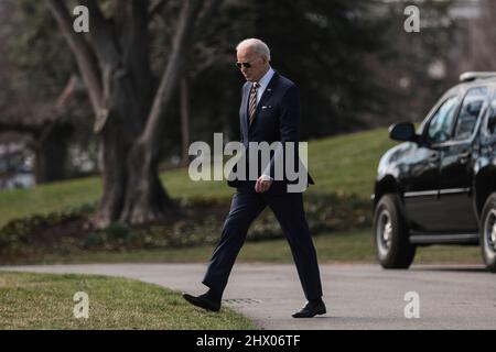 Washington, DC. 8th mars 2022. Le président des États-Unis Joe Biden marche sur la pelouse sud de la Maison Blanche avant d'embarquer à bord de Marine One le 8 mars 2022 à Washington, DC. Le président Biden se trouve à fort Worth, Texas. Credit: Oliver Contreras/Pool via CNP/dpa/Alay Live News Banque D'Images