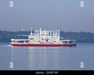 Le ferry Red Funnel Red Osprey passe par la raffinerie de pétrole Fawley, Southampton Water, Hampshire. Banque D'Images