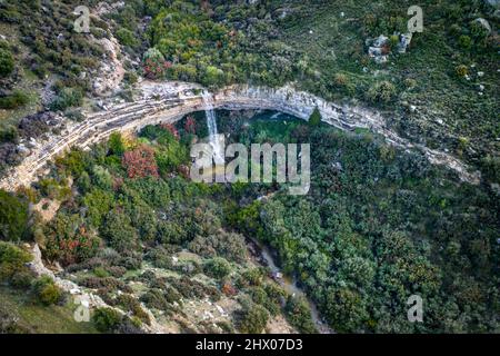 Cascade de Prastio à Chypre créée par la haute saison des pluies, panorama de drone Banque D'Images