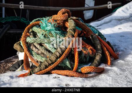 Pile de cordes sur le bollard d'amarrage Banque D'Images