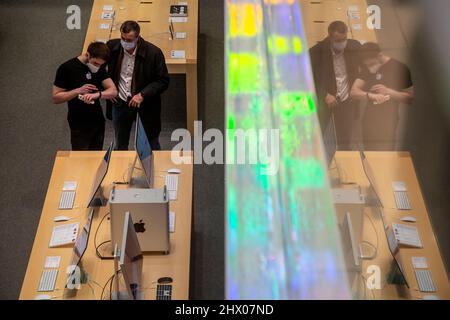 Moscou, Russie. 8th mars 2022 Apple Store au Tsum Department Store, dans le centre de Moscou, en Russie Banque D'Images
