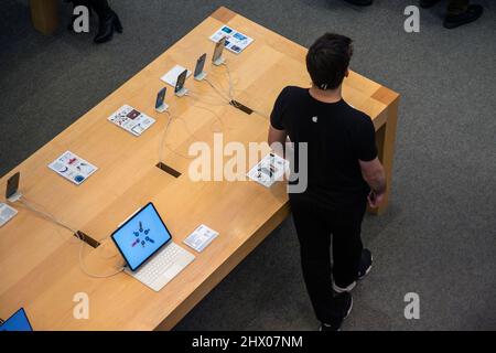 Moscou, Russie. 8th mars 2022 Apple Store au Tsum Department Store, dans le centre de Moscou, en Russie Banque D'Images