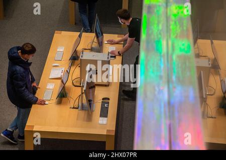 Moscou, Russie. 8th mars 2022 Apple Store au Tsum Department Store, dans le centre de Moscou, en Russie Banque D'Images