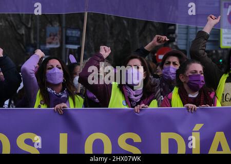 Madrid, Espagne. 08th mars 2022. 8 mars 2022, Madrid, Espagne: Un manifestant est vu avec un symbole féministe peint sur son visage pendant la manifestation.convoquée par l'Union étudiante, des milliers de jeunes étudiantes ont emmenés dans les rues de Madrid pour célébrer la journée de protestation de la Journée internationale de la femme crédit: CORDOON PRESS/Alamy Live News Banque D'Images