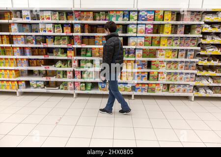 Moscou, Russie. 8th mars, 2022 personnes font leurs courses dans un hypermarché Auchan au centre commercial Mega dans la ville de Khimki, région de Moscou, Russie Banque D'Images