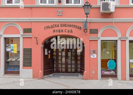 Novi Sad, Serbie - 21 septembre 2021 : entrée à la bibliothèque municipale de la rue Dunavska. Banque D'Images