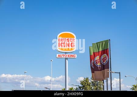 Huelva, Espagne - 6 mars 2022 : entrée Burguer King Auto King. Burger King (BK) est une chaîne multinationale américaine de restaurants rapides de hamburgers Banque D'Images