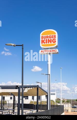 Huelva, Espagne - 6 mars 2022 : entrée Burguer King Auto King. Burger King (BK) est une chaîne multinationale américaine de restaurants rapides de hamburgers Banque D'Images